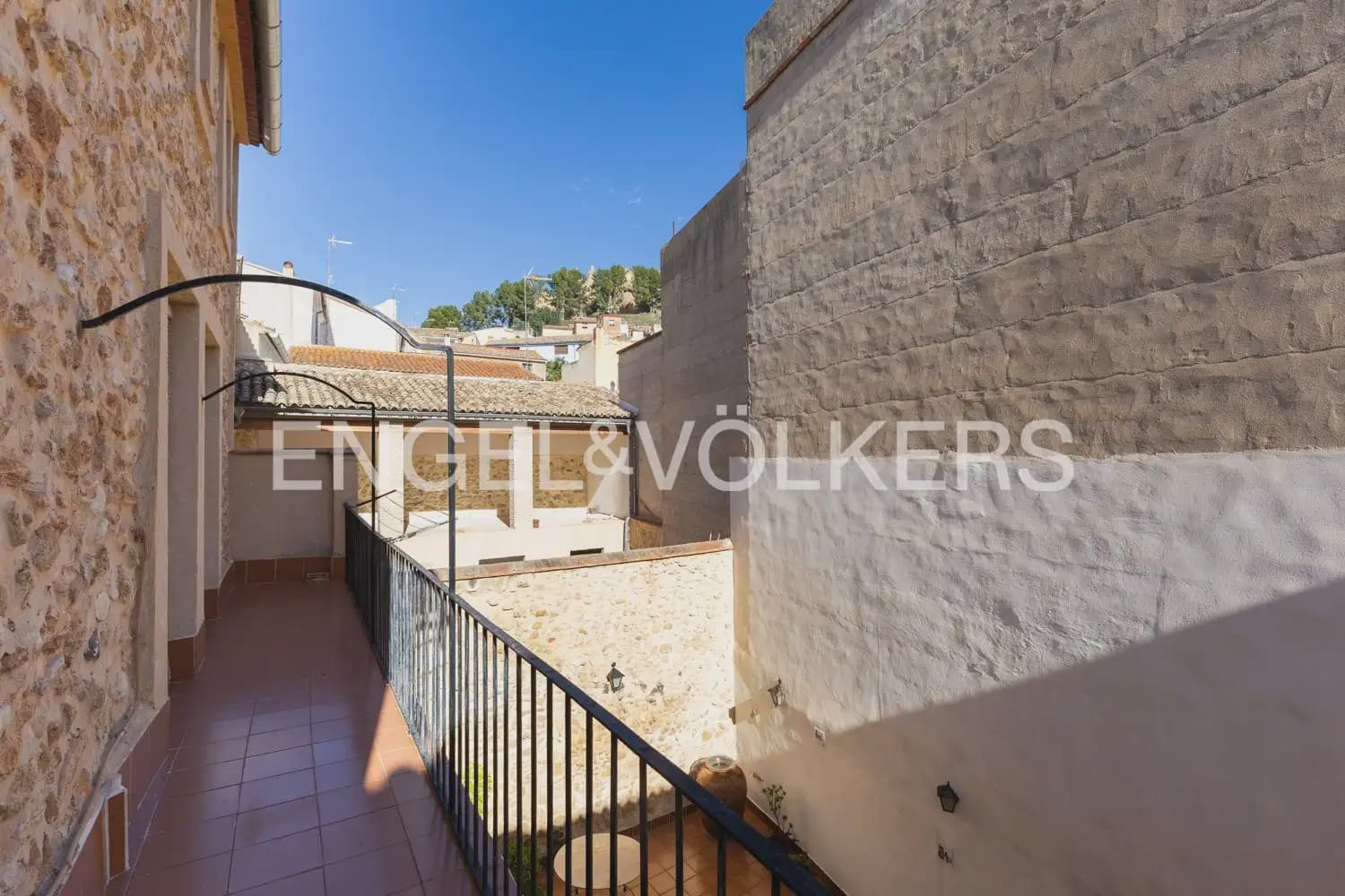 5 bedroom Townhouse for sale in Montesa with garage - € 199,000 (Ref: 9898082)