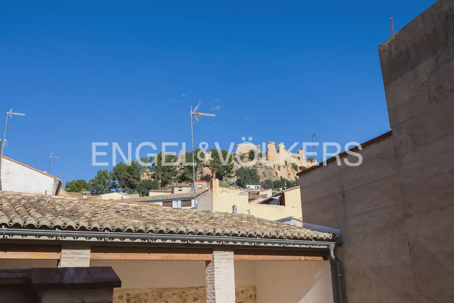 5 bedroom Townhouse for sale in Montesa with garage - € 199,000 (Ref: 9898082)