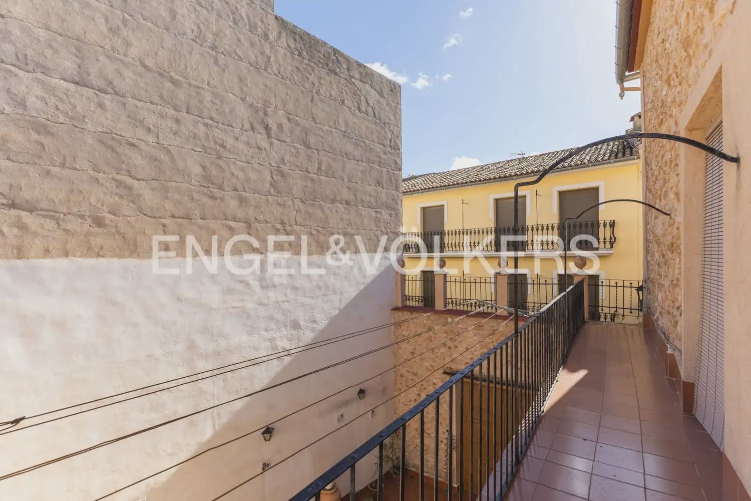 5 bedroom Townhouse for sale in Montesa with garage - € 199,000 (Ref: 9898082)