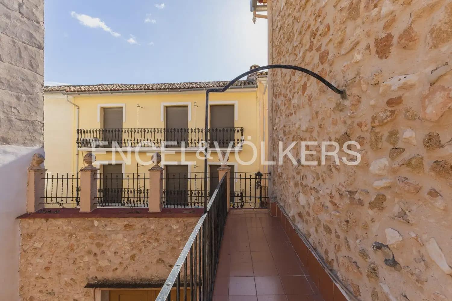 5 bedroom Townhouse for sale in Montesa with garage - € 199,000 (Ref: 9898082)