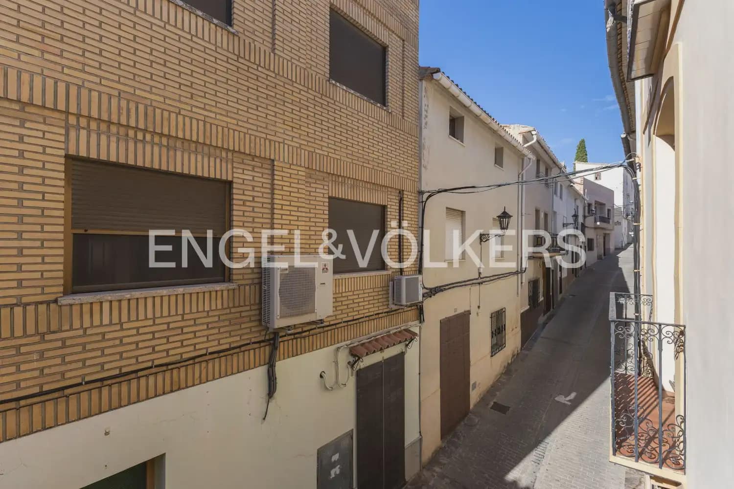 5 bedroom Townhouse for sale in Montesa with garage - € 199,000 (Ref: 9898082)