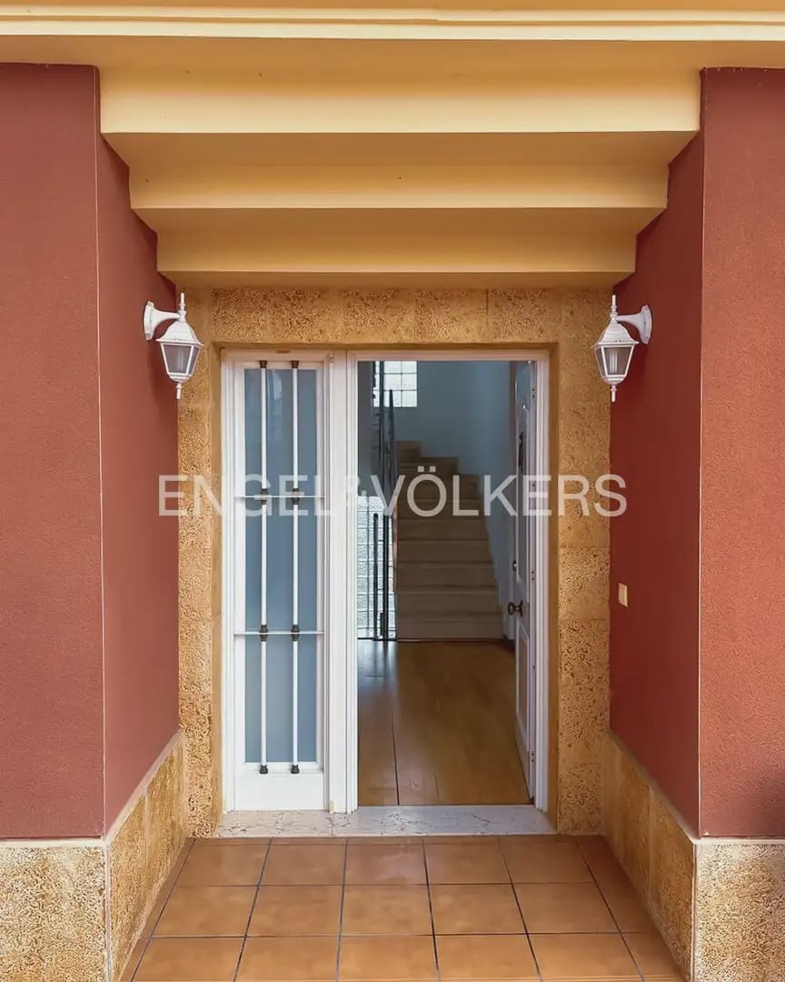 5 bedroom Villa for rent in Torrent with pool garage - € 6,000 (Ref: 9898089)