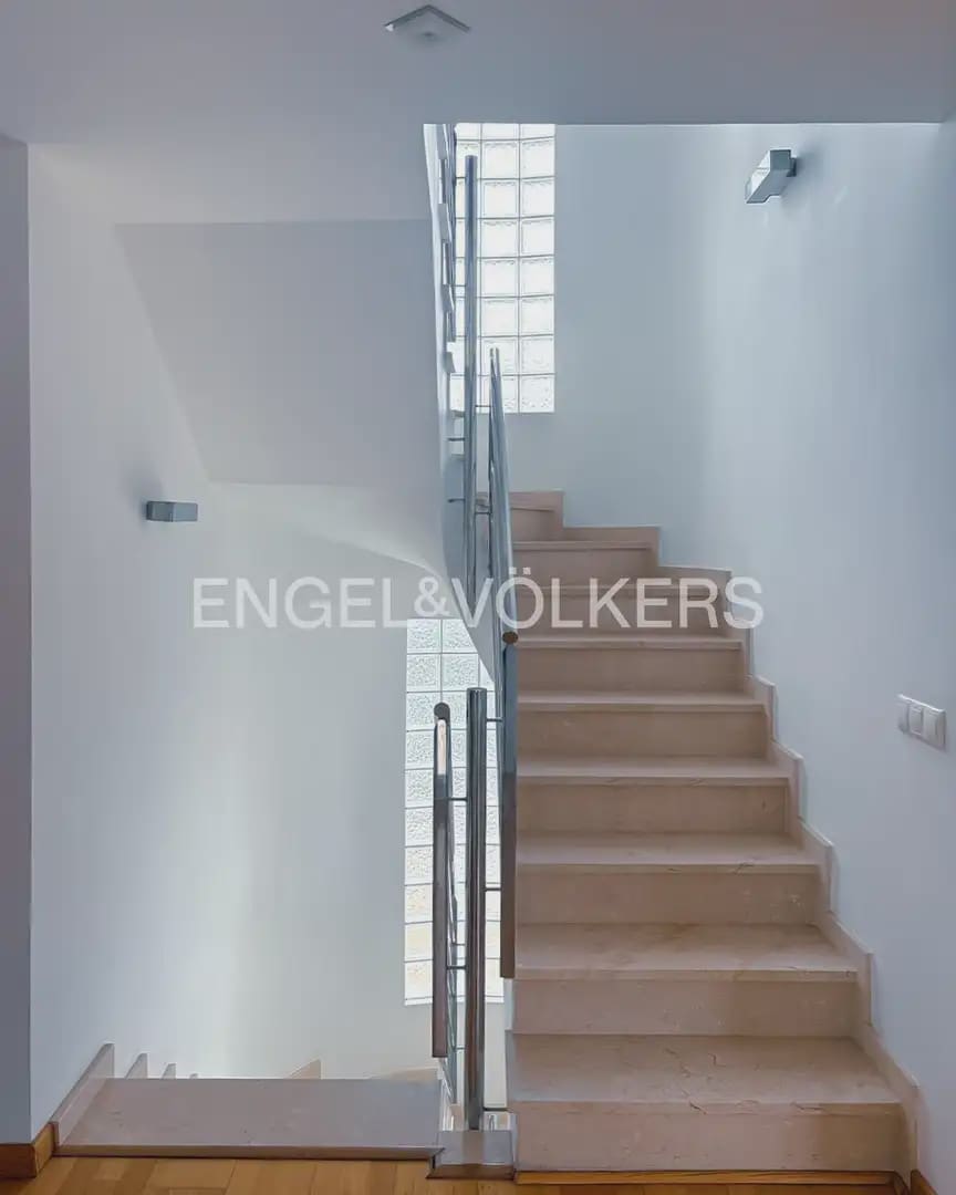 5 bedroom Villa for rent in Torrent with pool garage - € 6,000 (Ref: 9898089)