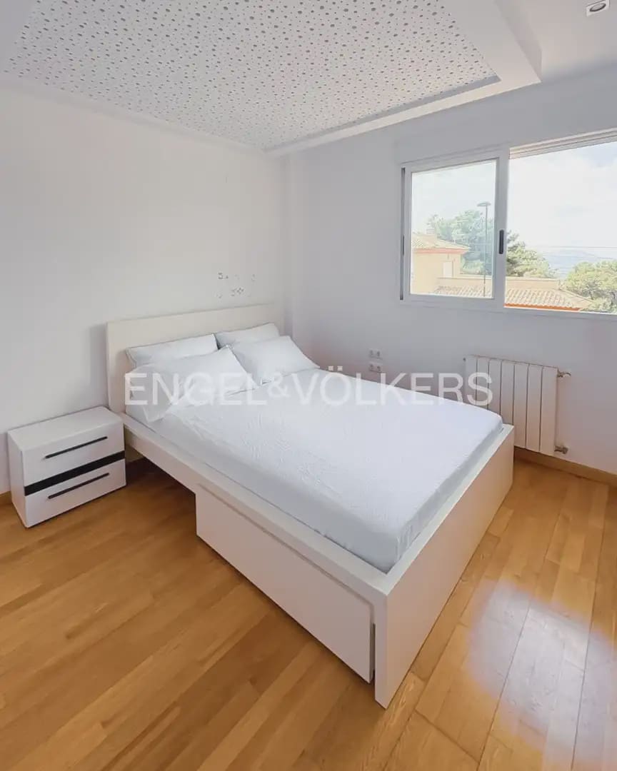 5 bedroom Villa for rent in Torrent with pool garage - € 6,000 (Ref: 9898089)