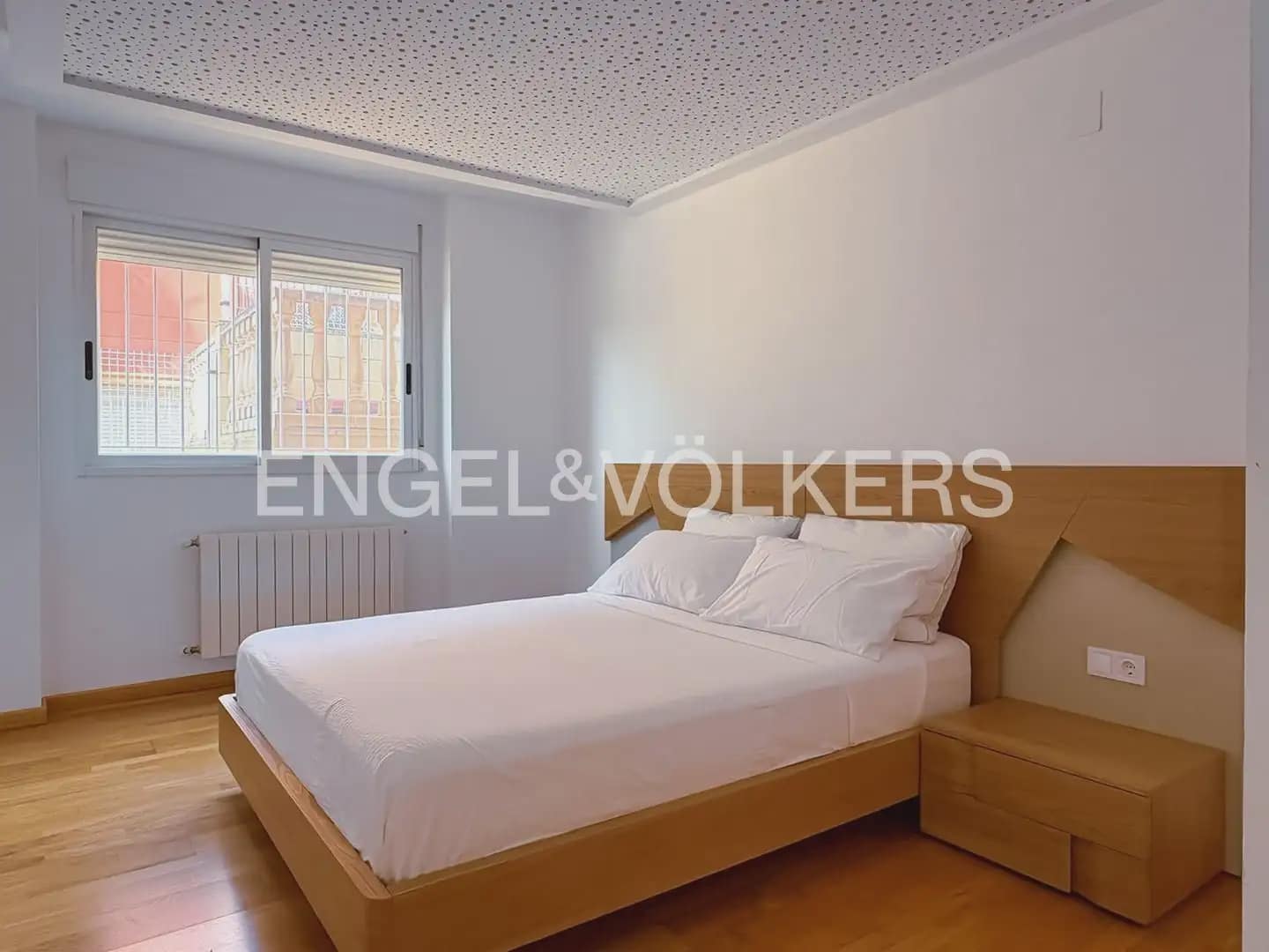 5 bedroom Villa for rent in Torrent with pool garage - € 6,000 (Ref: 9898089)