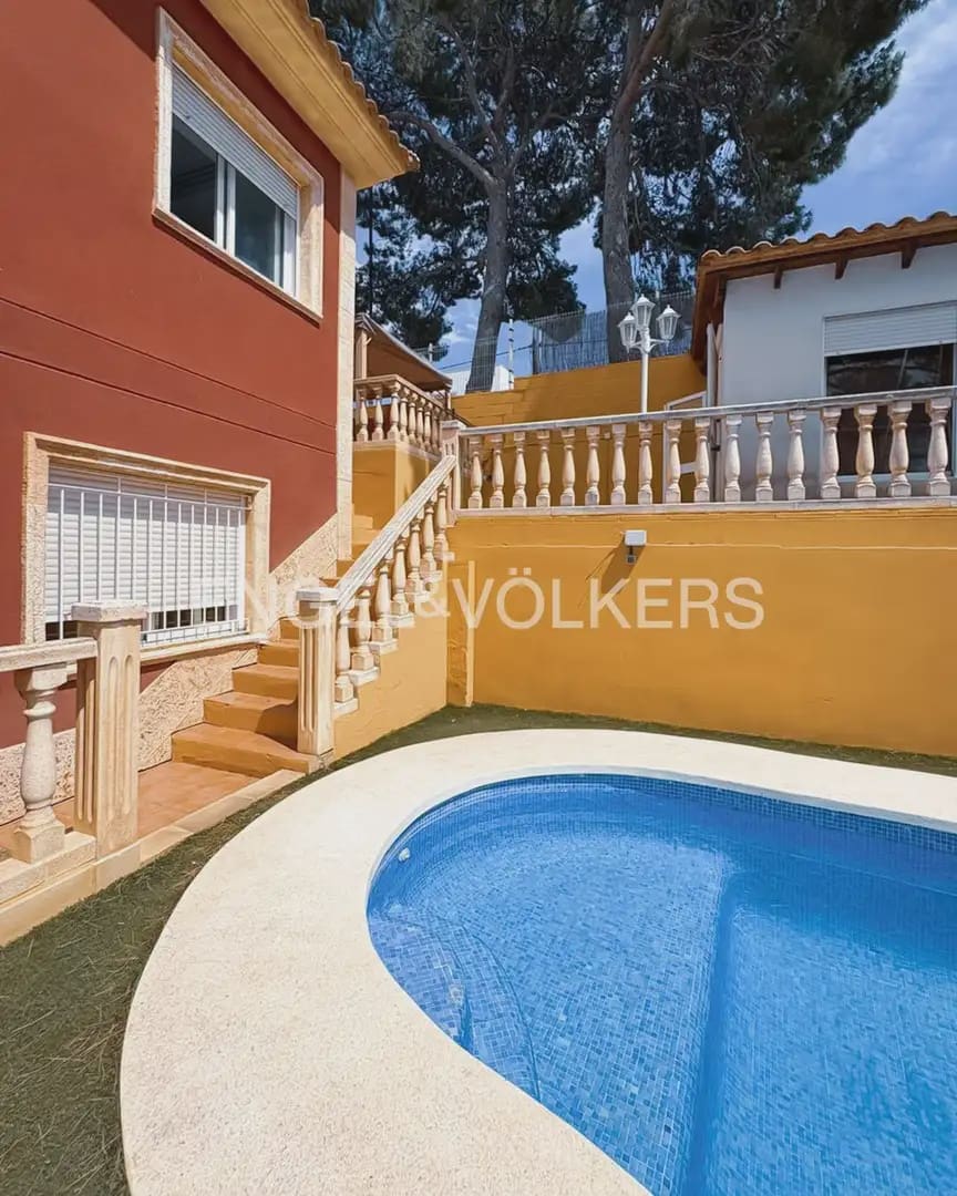 5 bedroom Villa for rent in Torrent with pool garage - € 6,000 (Ref: 9898089)