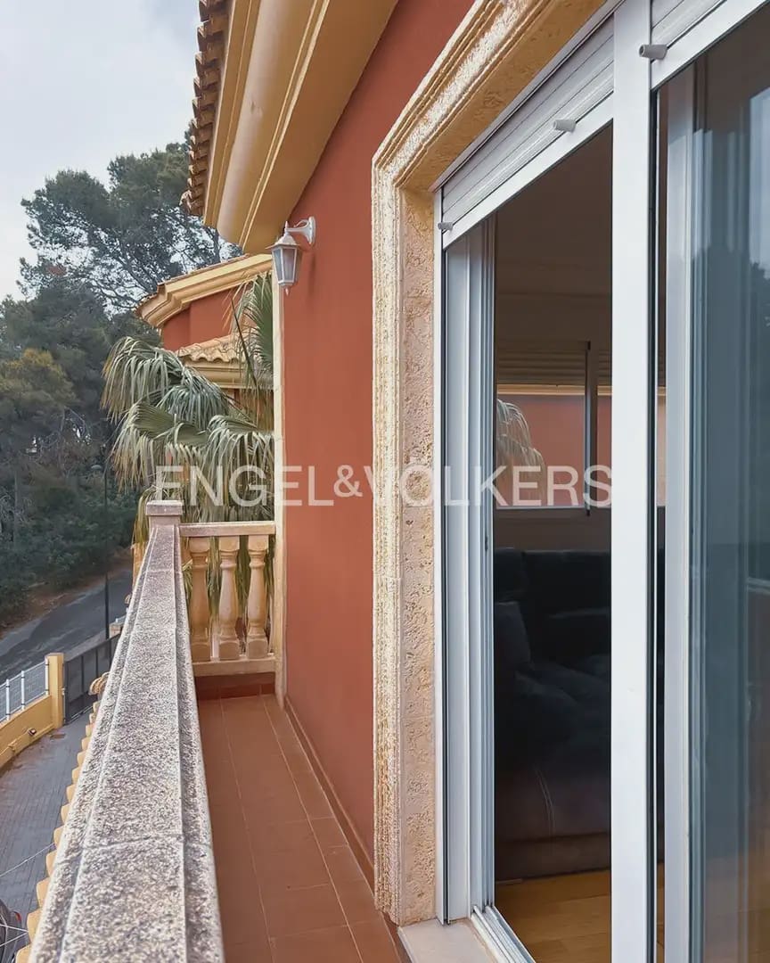 5 bedroom Villa for rent in Torrent with pool garage - € 6,000 (Ref: 9898089)
