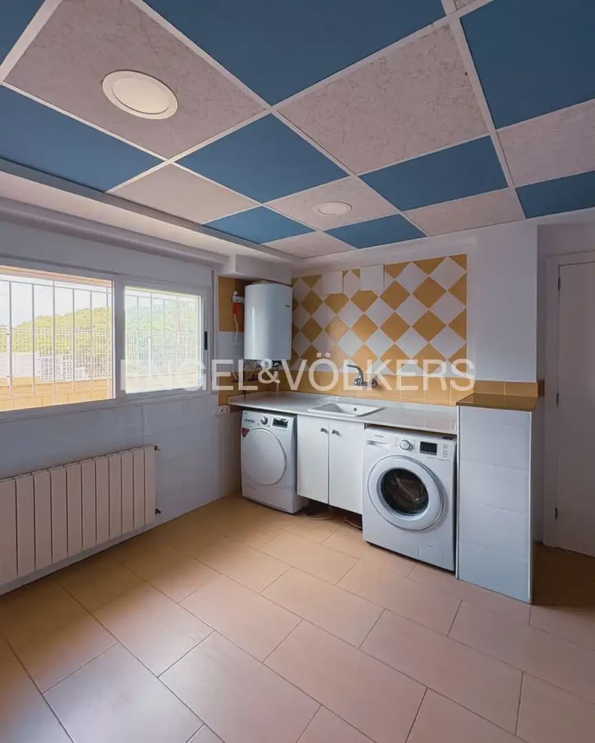 5 bedroom Villa for rent in Torrent with pool garage - € 6,000 (Ref: 9898089)