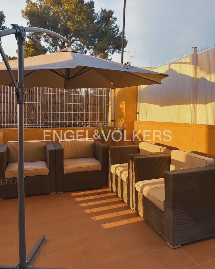 5 bedroom Villa for rent in Torrent with pool garage - € 6,000 (Ref: 9898089)