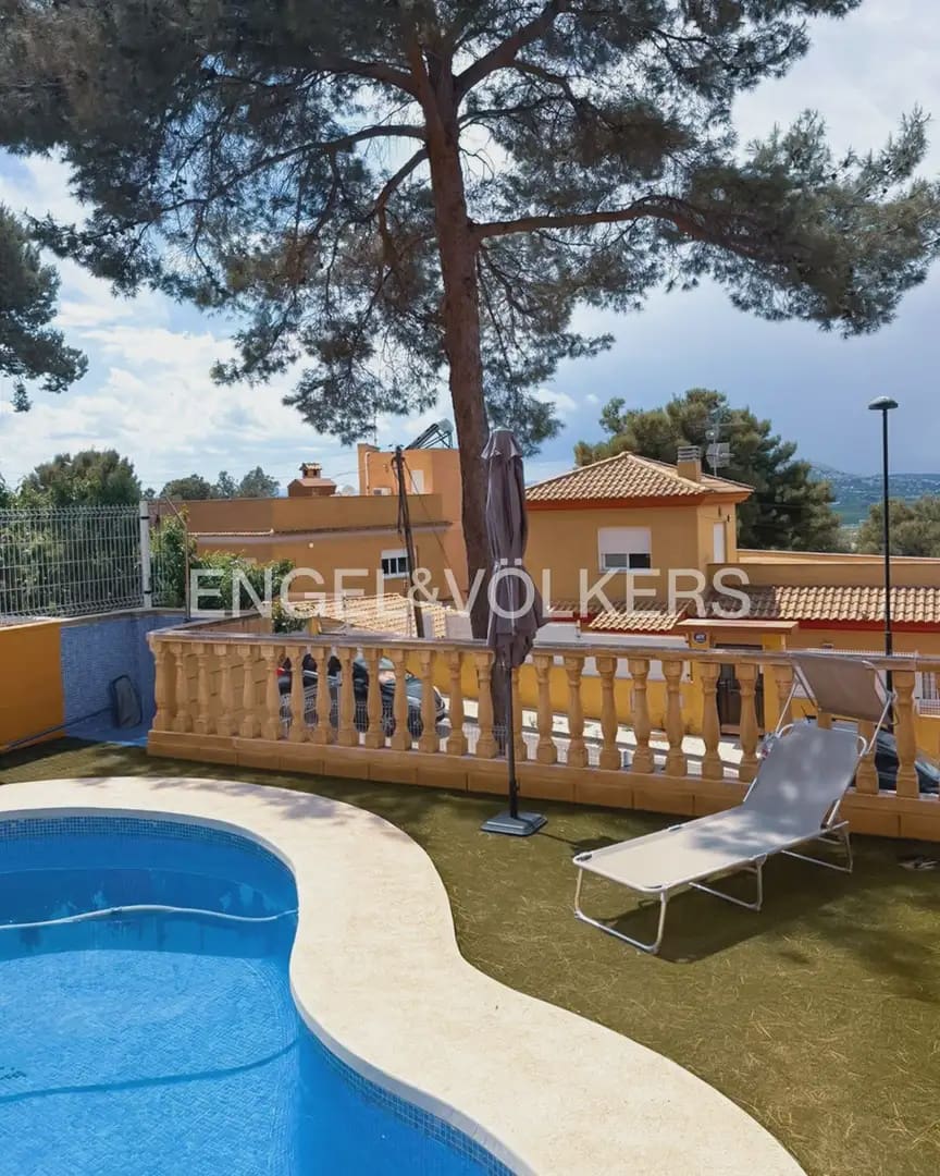 5 bedroom Villa for rent in Torrent with pool garage - € 6,000 (Ref: 9898089)