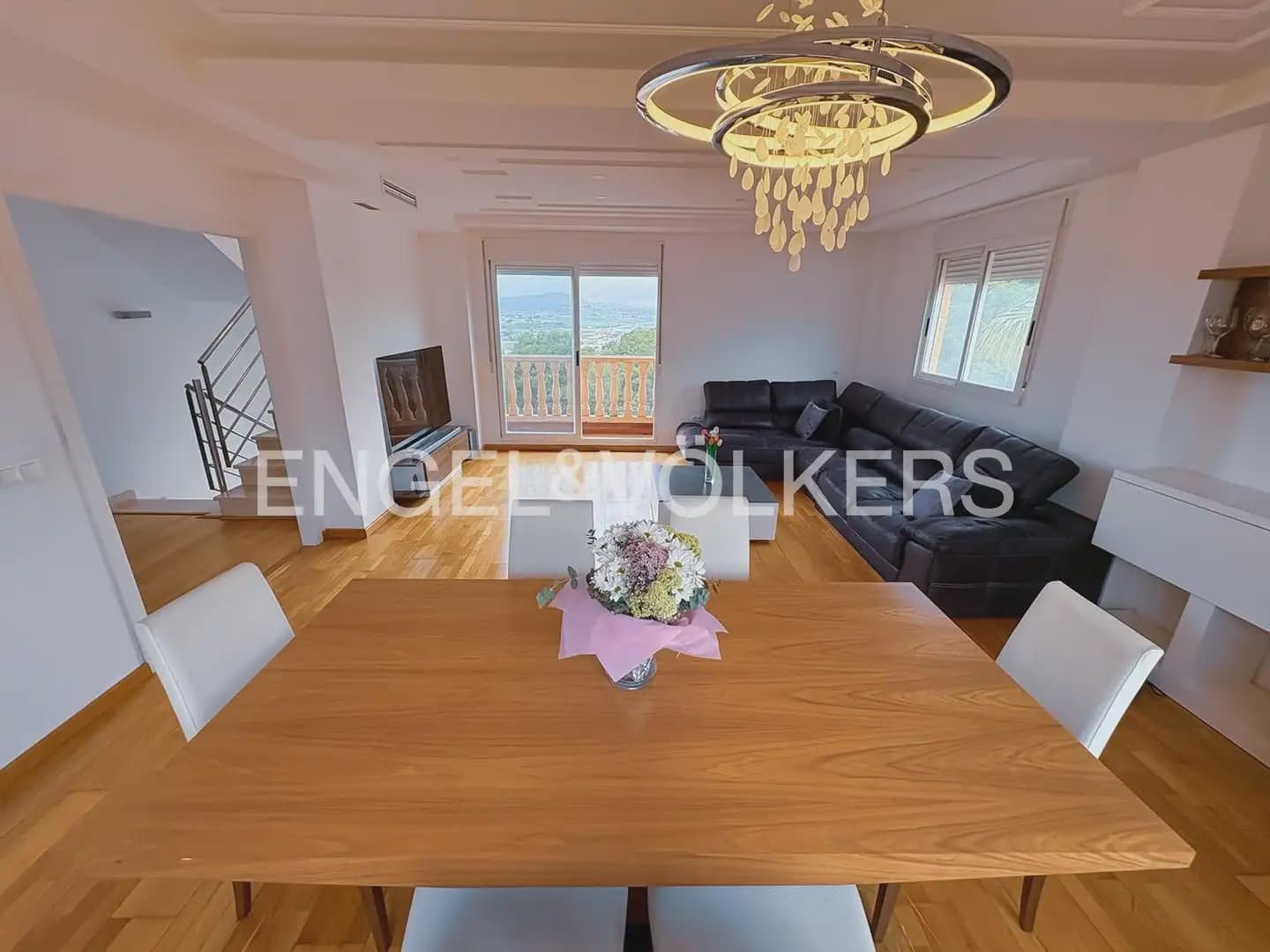 5 bedroom Villa for rent in Torrent with pool garage - € 6,000 (Ref: 9898089)