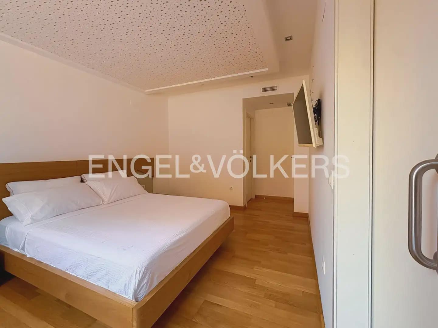 5 bedroom Villa for rent in Torrent with pool garage - € 6,000 (Ref: 9898089)