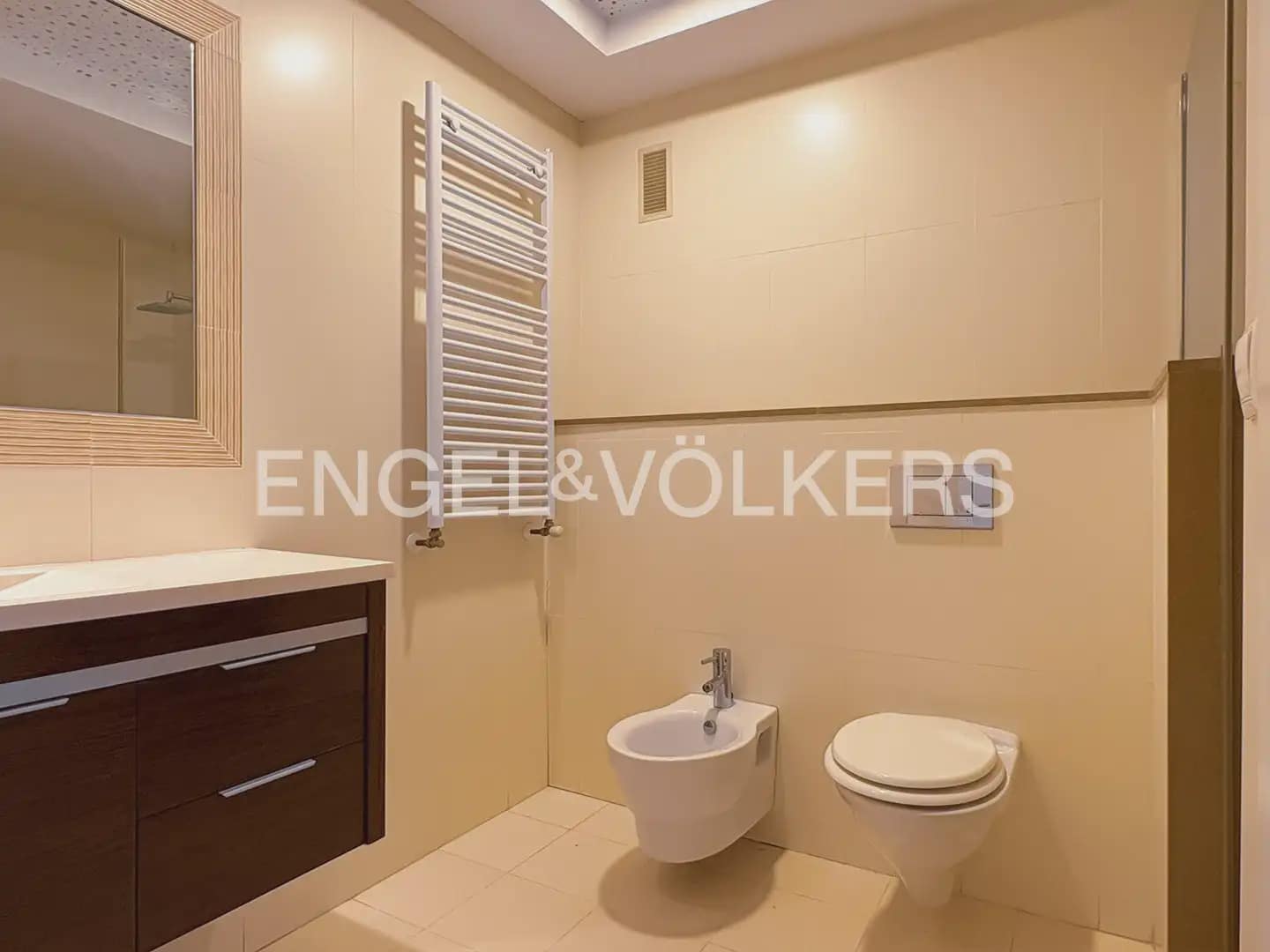5 bedroom Villa for rent in Torrent with pool garage - € 6,000 (Ref: 9898089)