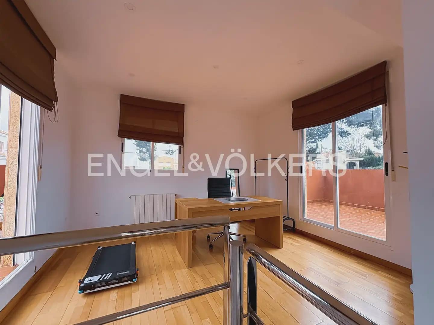 5 bedroom Villa for rent in Torrent with pool garage - € 6,000 (Ref: 9898089)