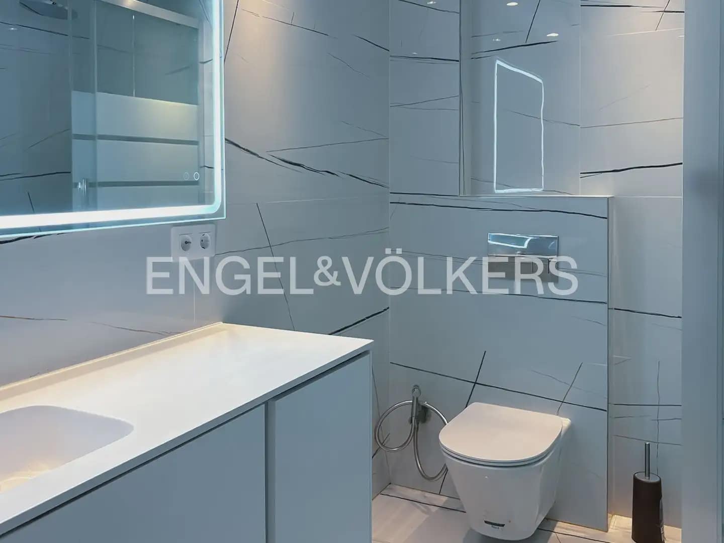 5 bedroom Villa for rent in Torrent with pool garage - € 6,000 (Ref: 9898089)