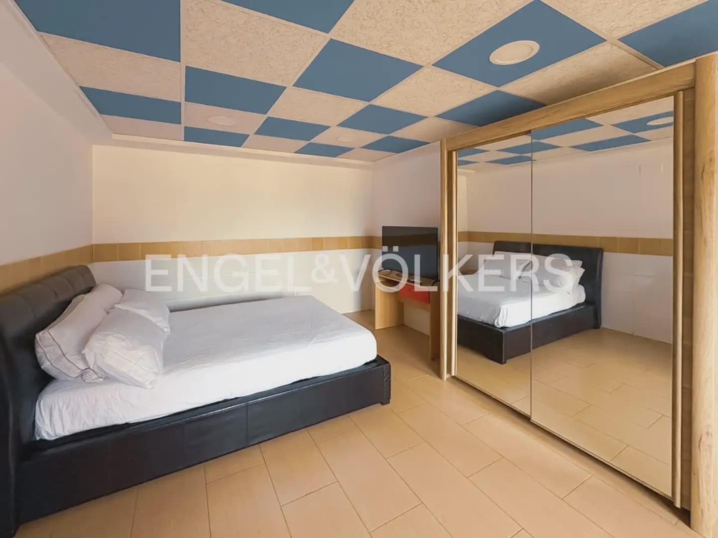 5 bedroom Villa for rent in Torrent with pool garage - € 6,000 (Ref: 9898089)