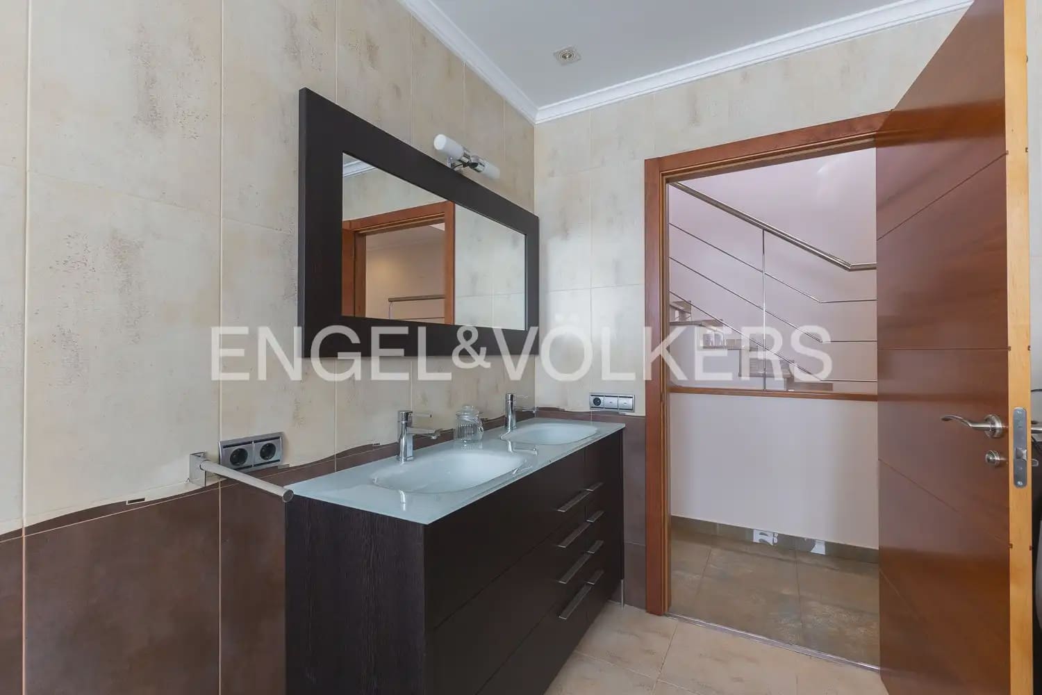 6 bedroom Townhouse for sale in Villanueva de Castellon with garage - € 315,000 (Ref: 9898095)