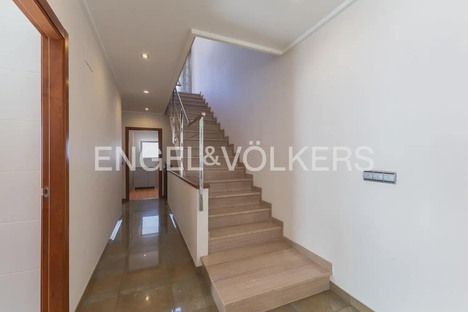 6 bedroom Townhouse for sale in Villanueva de Castellon with garage - € 315,000 (Ref: 9898095)