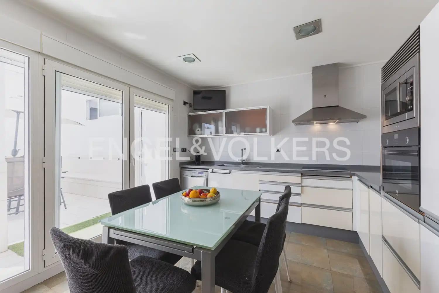 6 bedroom Townhouse for sale in Villanueva de Castellon with garage - € 315,000 (Ref: 9898095)