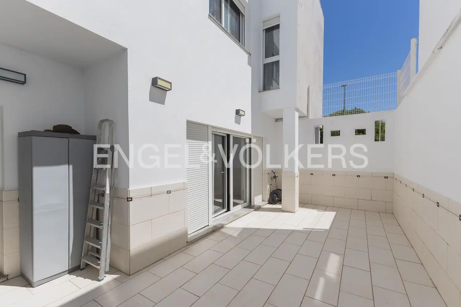 6 bedroom Townhouse for sale in Villanueva de Castellon with garage - € 315,000 (Ref: 9898095)