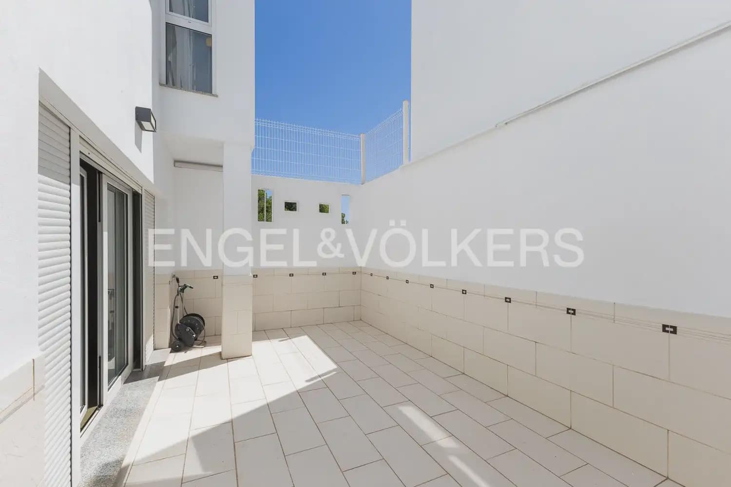6 bedroom Townhouse for sale in Villanueva de Castellon with garage - € 315,000 (Ref: 9898095)