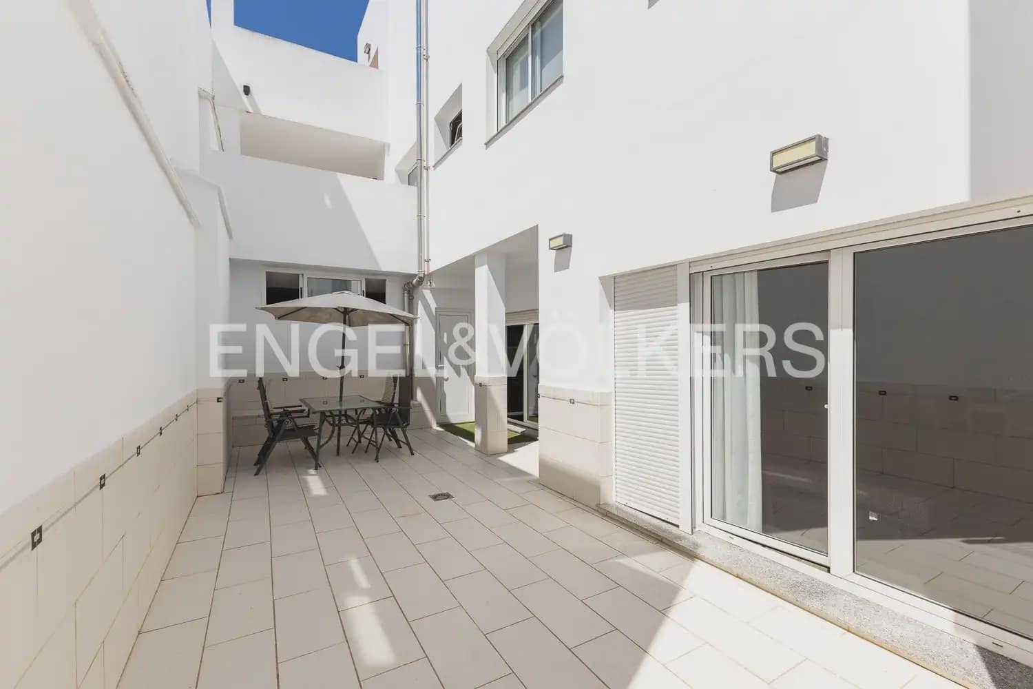 6 bedroom Townhouse for sale in Villanueva de Castellon with garage - € 315,000 (Ref: 9898095)