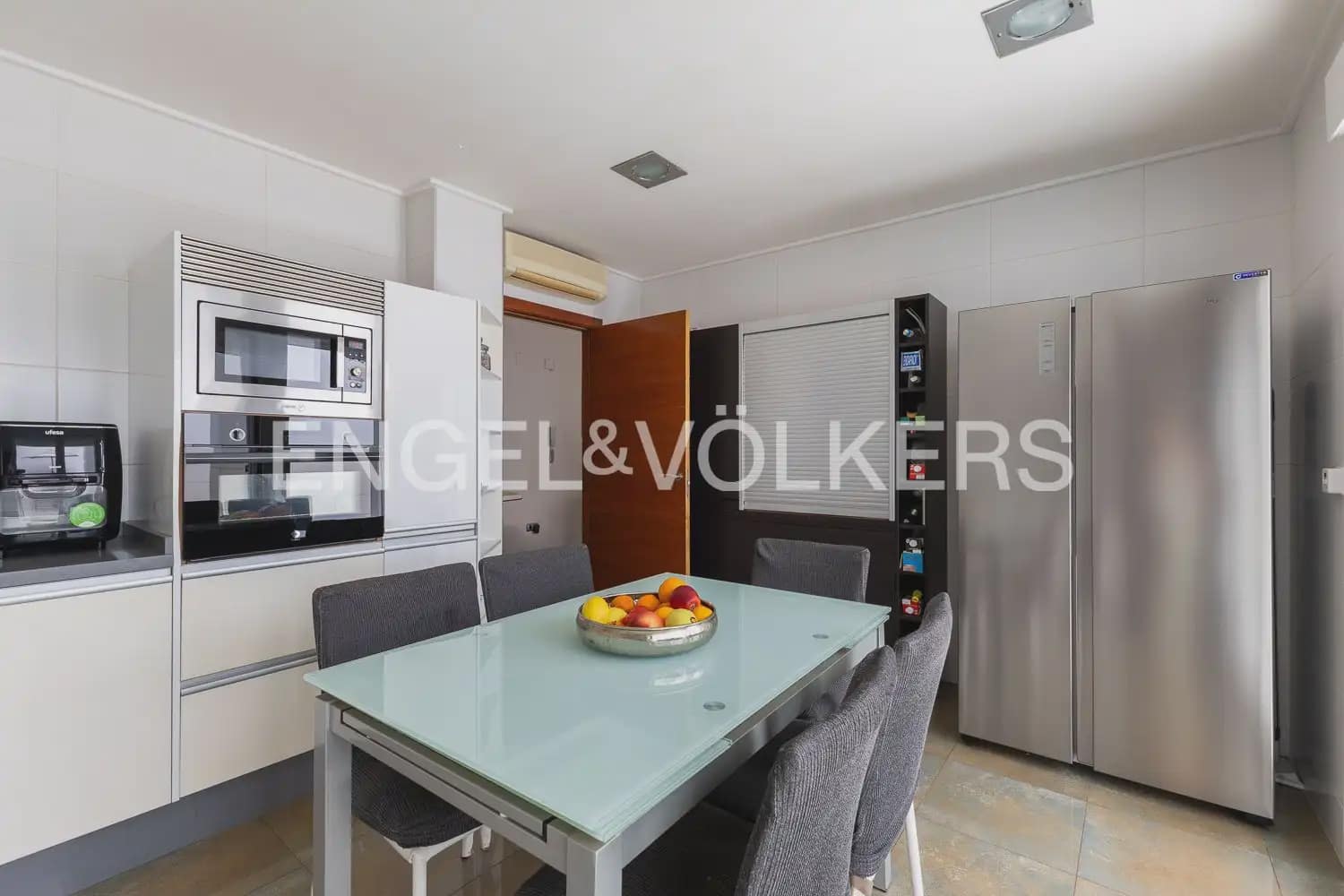 6 bedroom Townhouse for sale in Villanueva de Castellon with garage - € 315,000 (Ref: 9898095)