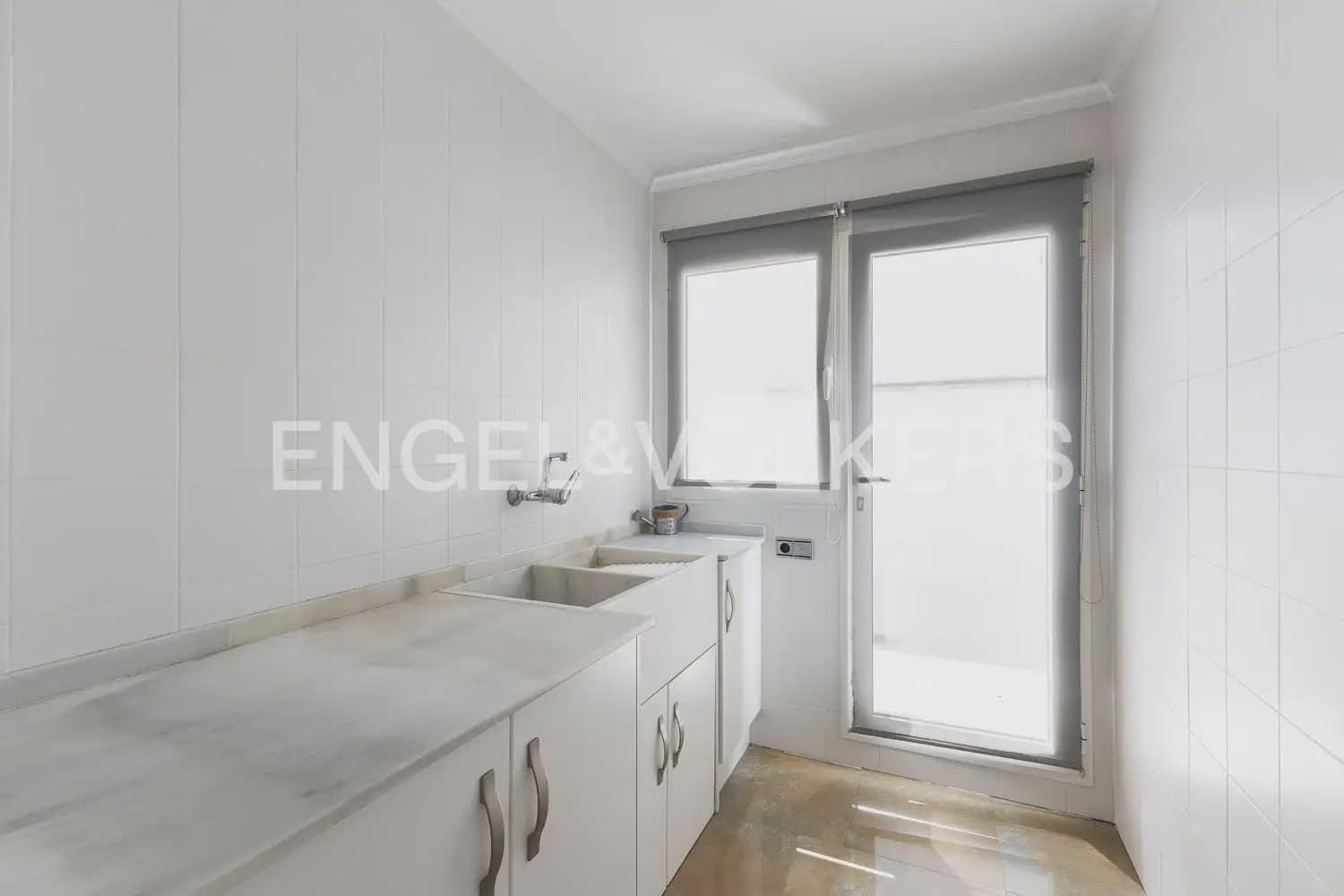 6 bedroom Townhouse for sale in Villanueva de Castellon with garage - € 315,000 (Ref: 9898095)