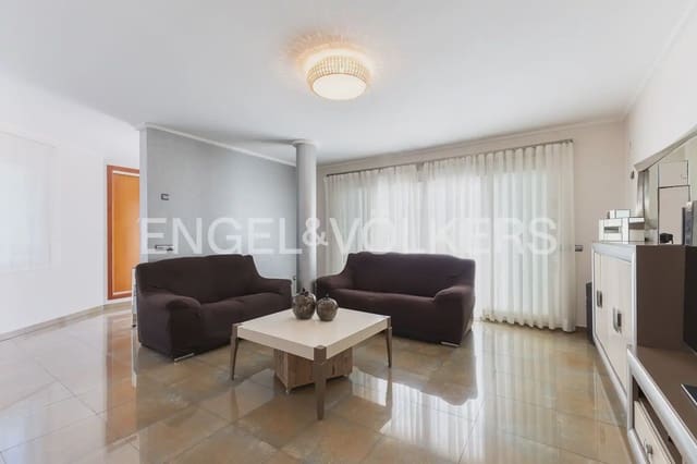 6 bedroom Townhouse for sale in Villanueva de Castellon with garage - € 315,000 (Ref: 9898095)