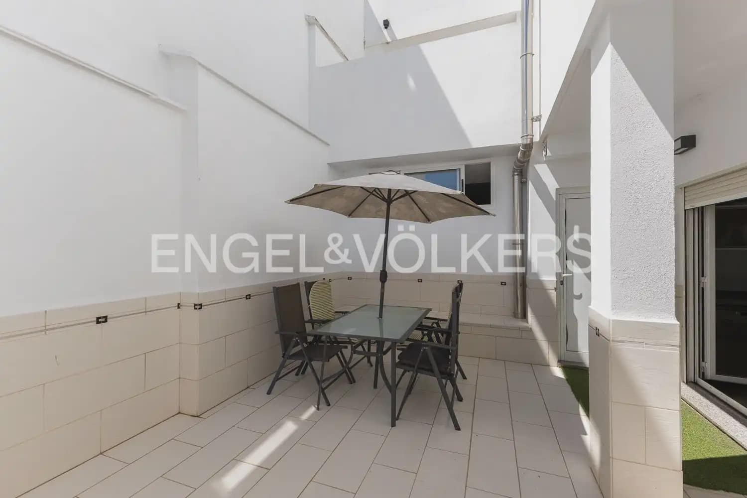 6 bedroom Townhouse for sale in Villanueva de Castellon with garage - € 315,000 (Ref: 9898095)