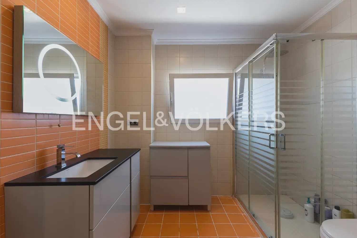 6 bedroom Townhouse for sale in Villanueva de Castellon with garage - € 315,000 (Ref: 9898095)