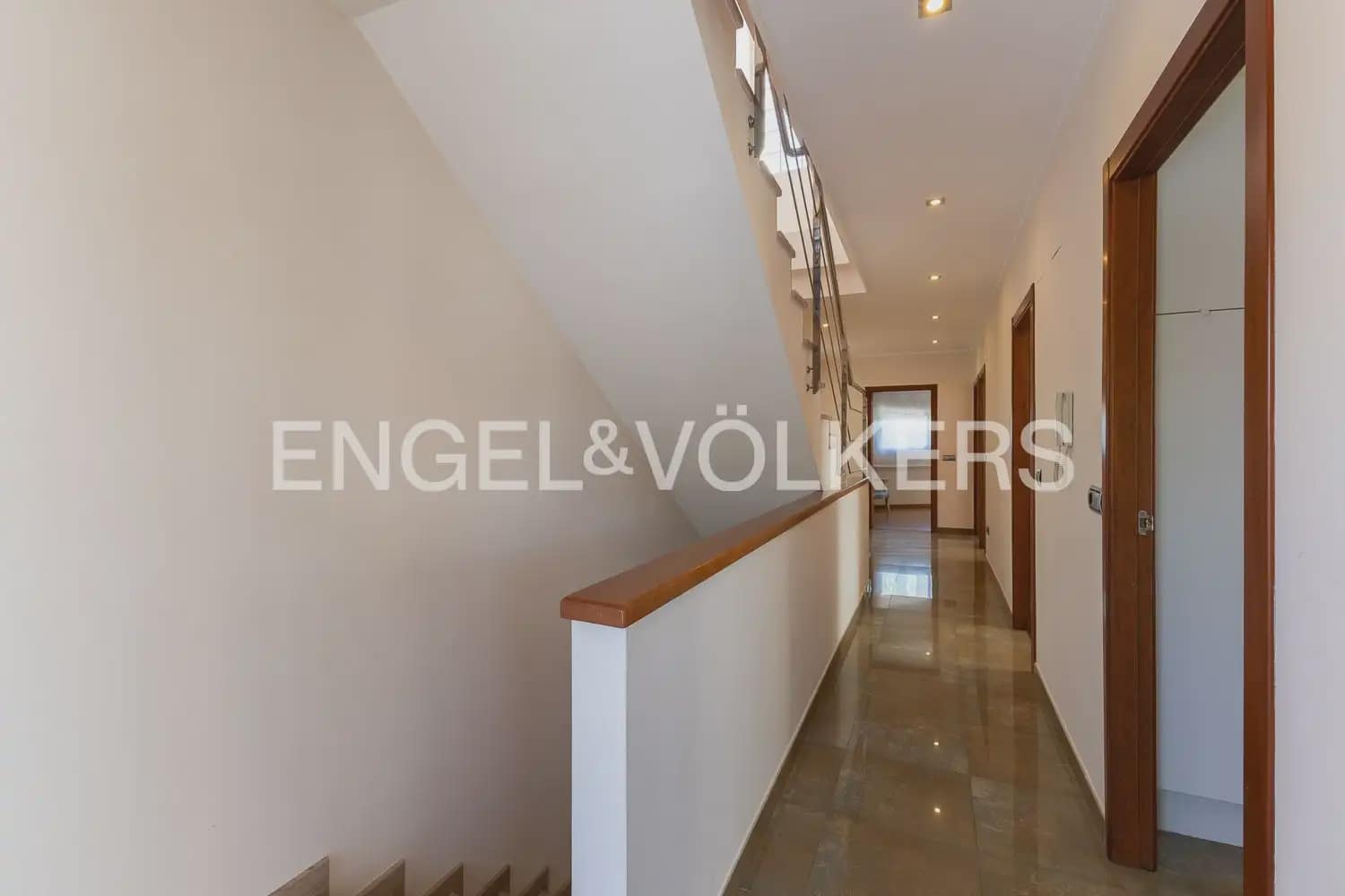 6 bedroom Townhouse for sale in Villanueva de Castellon with garage - € 315,000 (Ref: 9898095)