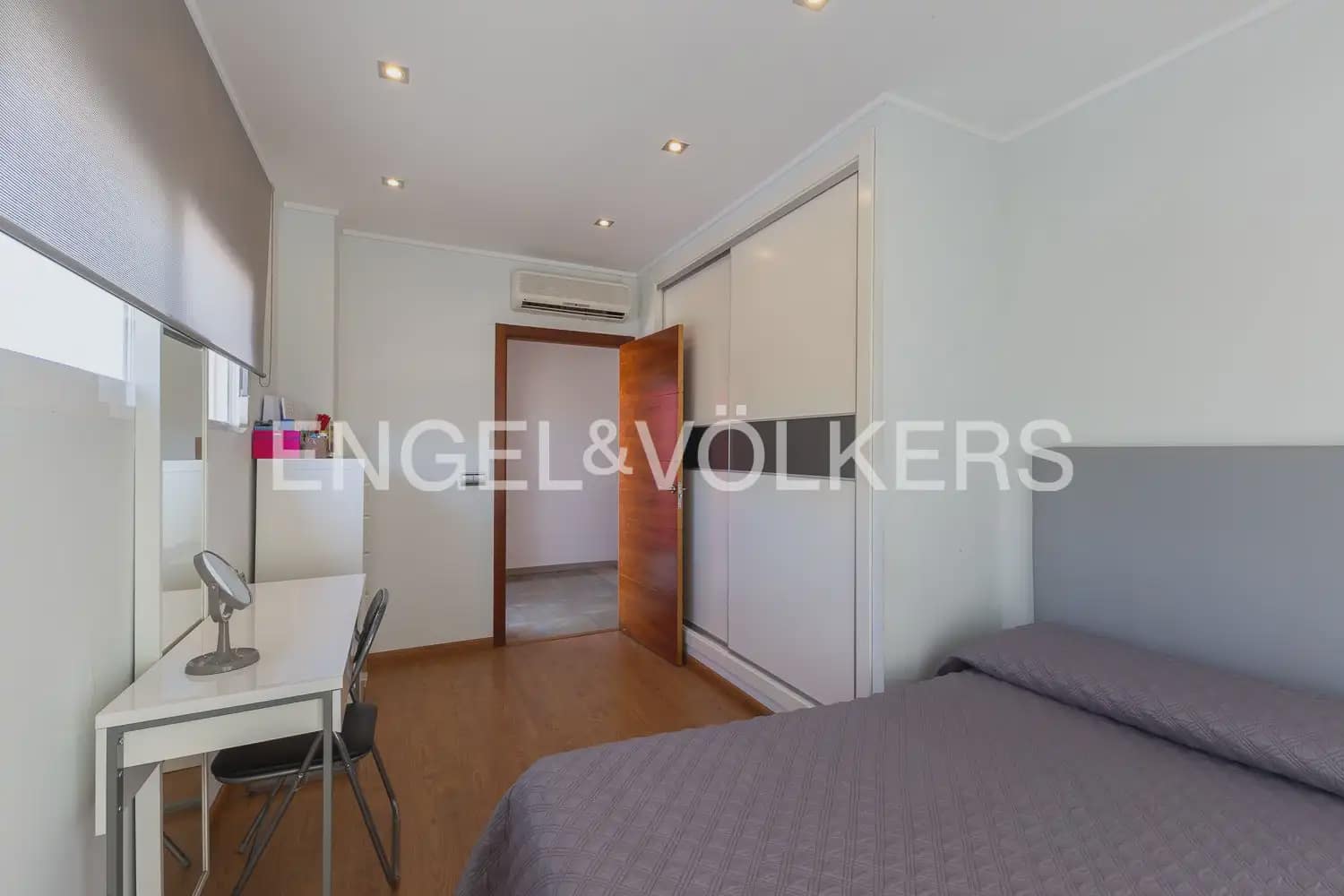 6 bedroom Townhouse for sale in Villanueva de Castellon with garage - € 315,000 (Ref: 9898095)