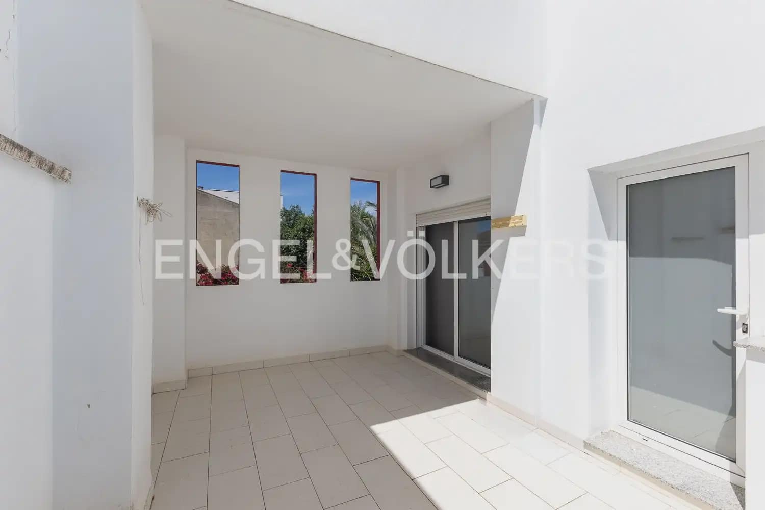 6 bedroom Townhouse for sale in Villanueva de Castellon with garage - € 315,000 (Ref: 9898095)