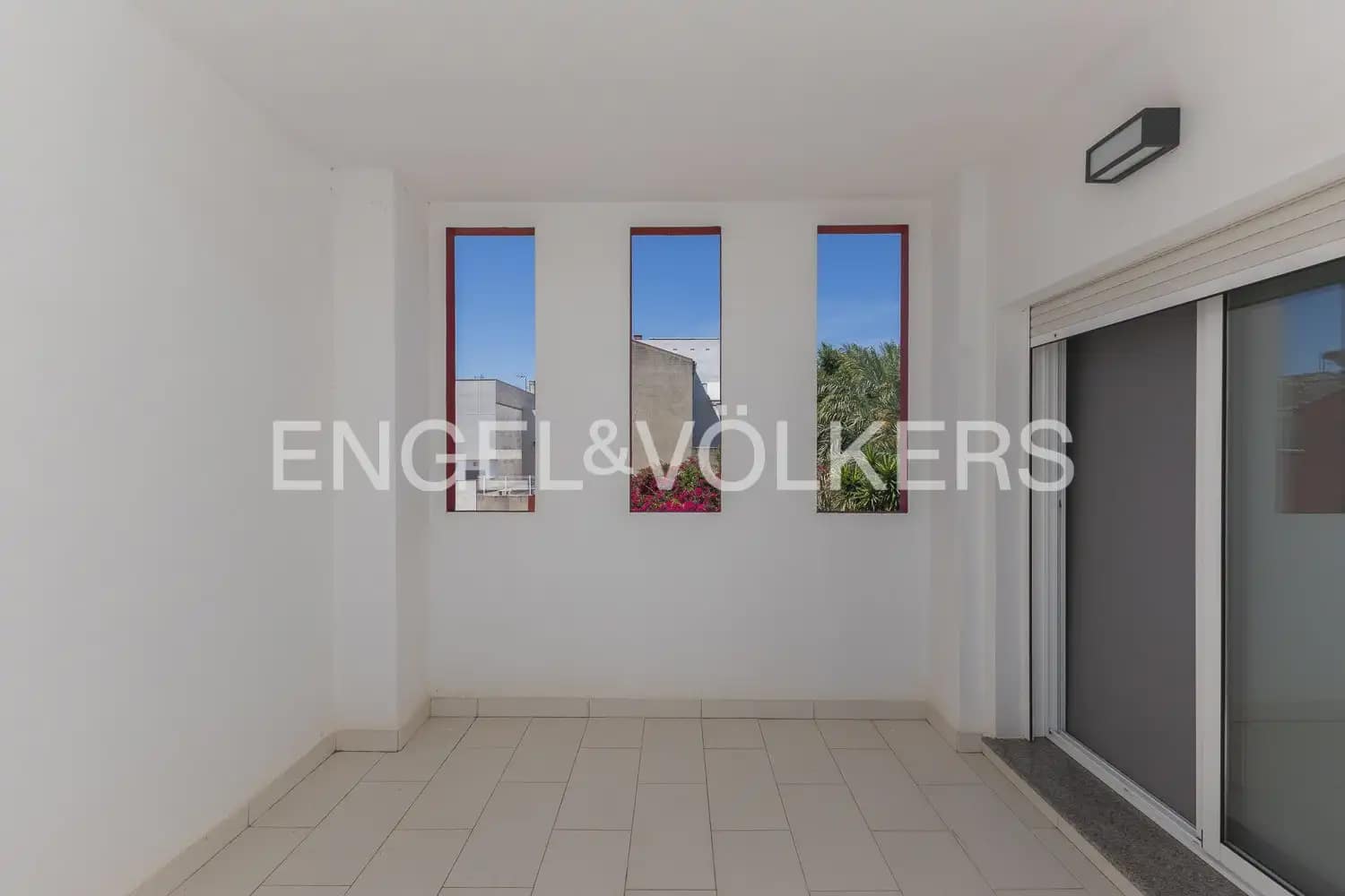 6 bedroom Townhouse for sale in Villanueva de Castellon with garage - € 315,000 (Ref: 9898095)
