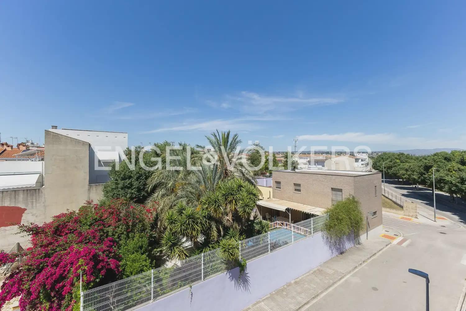 6 bedroom Townhouse for sale in Villanueva de Castellon with garage - € 315,000 (Ref: 9898095)