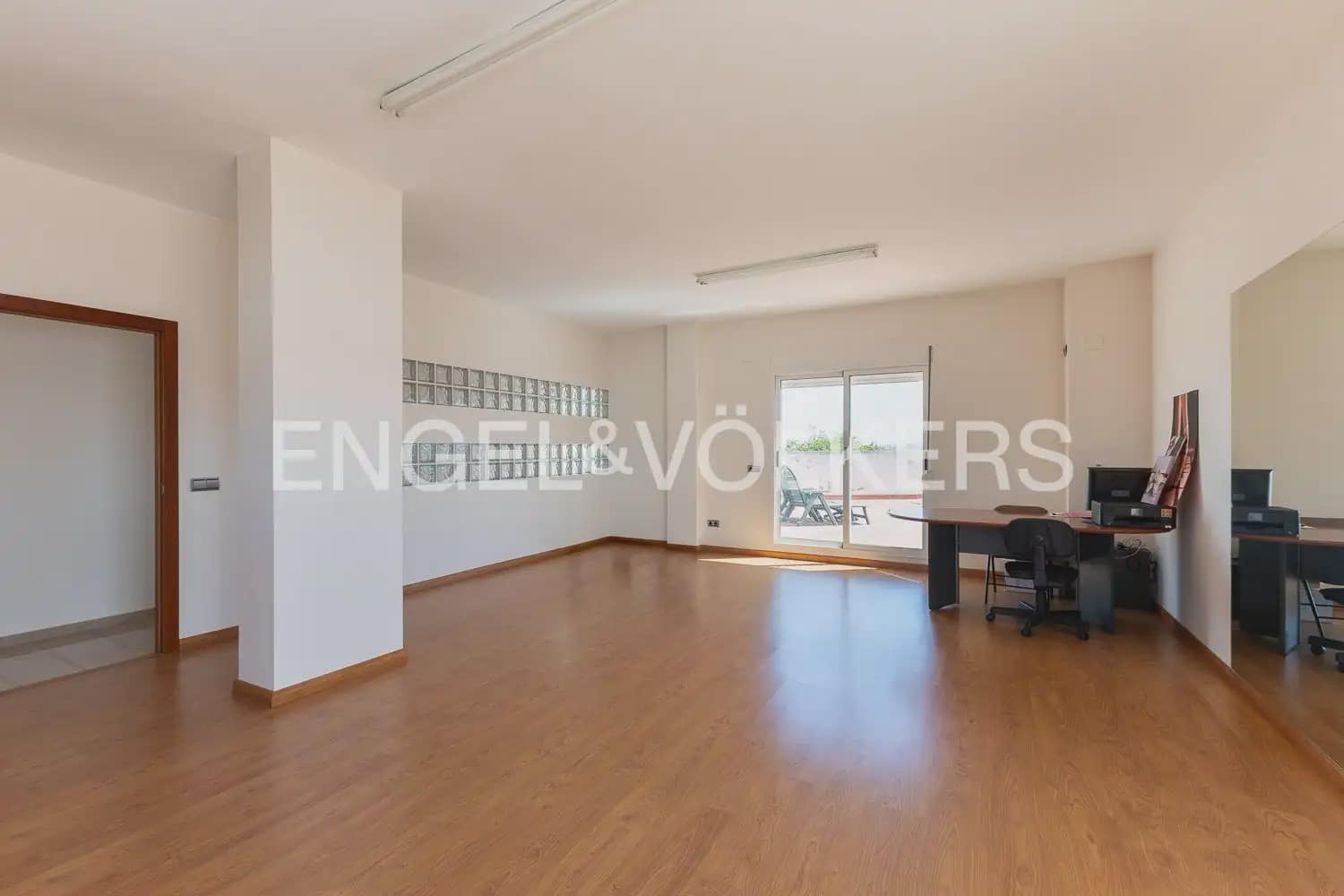 6 bedroom Townhouse for sale in Villanueva de Castellon with garage - € 315,000 (Ref: 9898095)