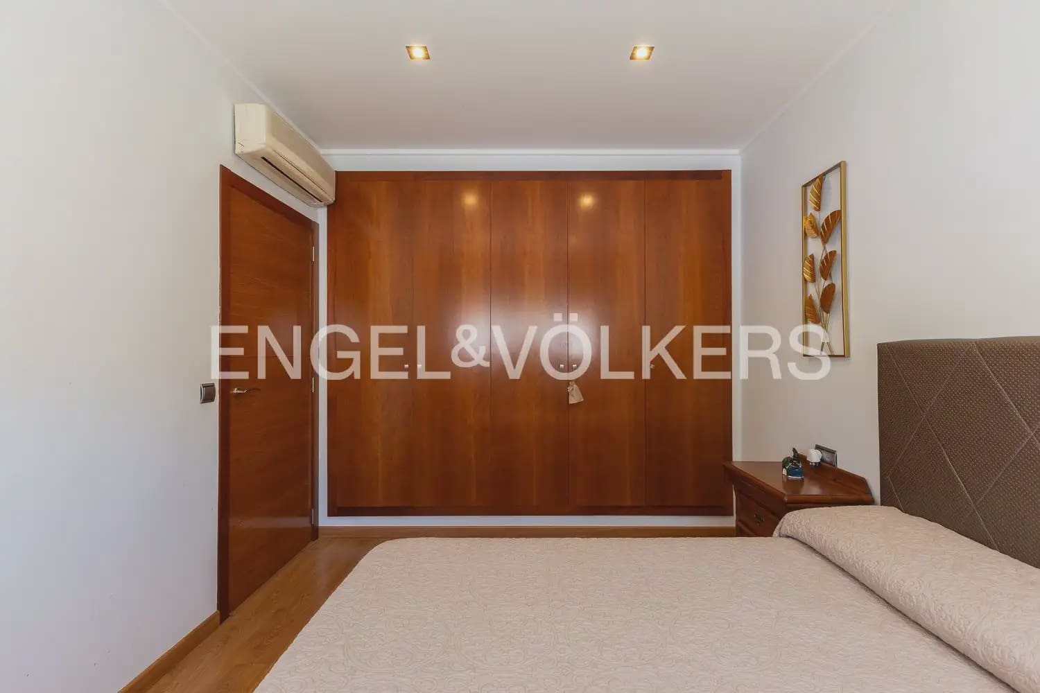 6 bedroom Townhouse for sale in Villanueva de Castellon with garage - € 315,000 (Ref: 9898095)