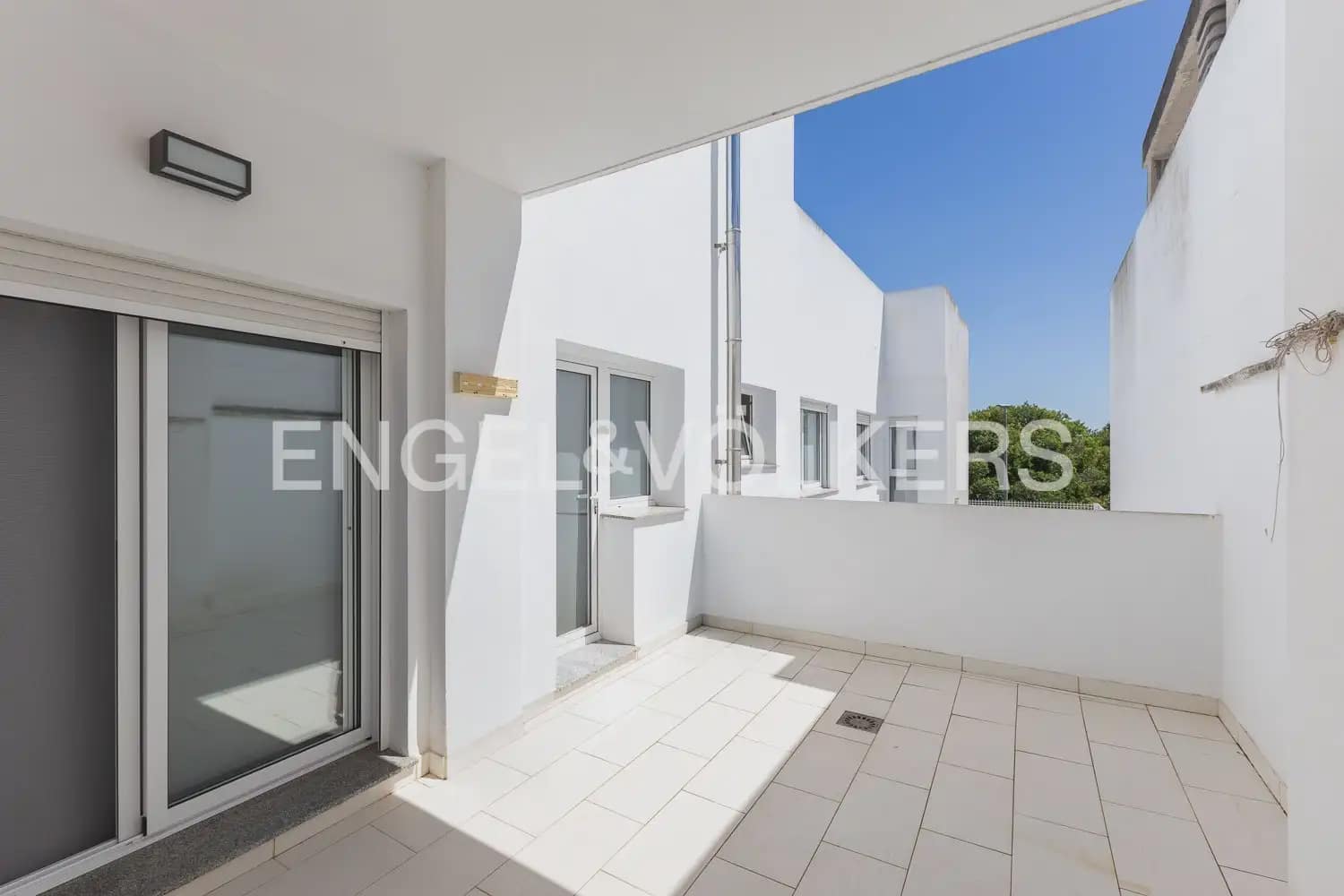 6 bedroom Townhouse for sale in Villanueva de Castellon with garage - € 315,000 (Ref: 9898095)