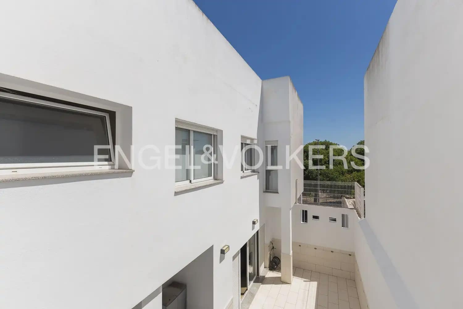 6 bedroom Townhouse for sale in Villanueva de Castellon with garage - € 315,000 (Ref: 9898095)