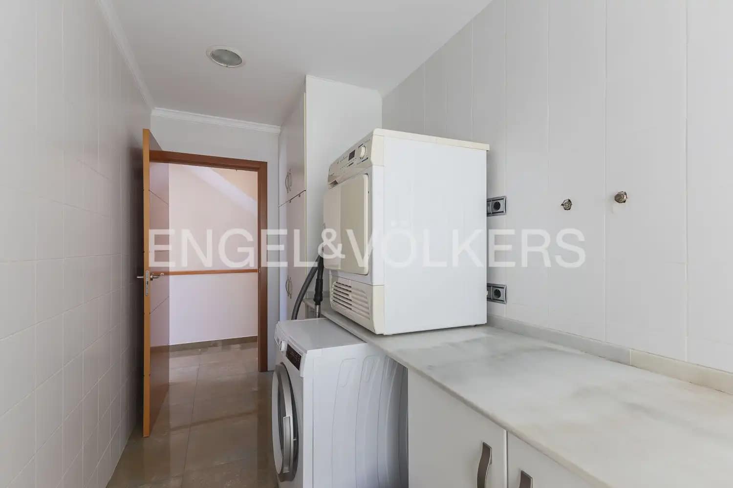 6 bedroom Townhouse for sale in Villanueva de Castellon with garage - € 315,000 (Ref: 9898095)