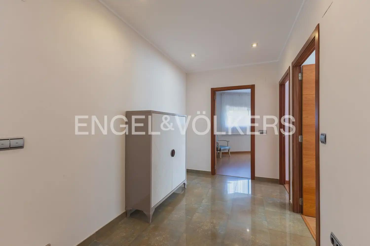 6 bedroom Townhouse for sale in Villanueva de Castellon with garage - € 315,000 (Ref: 9898095)