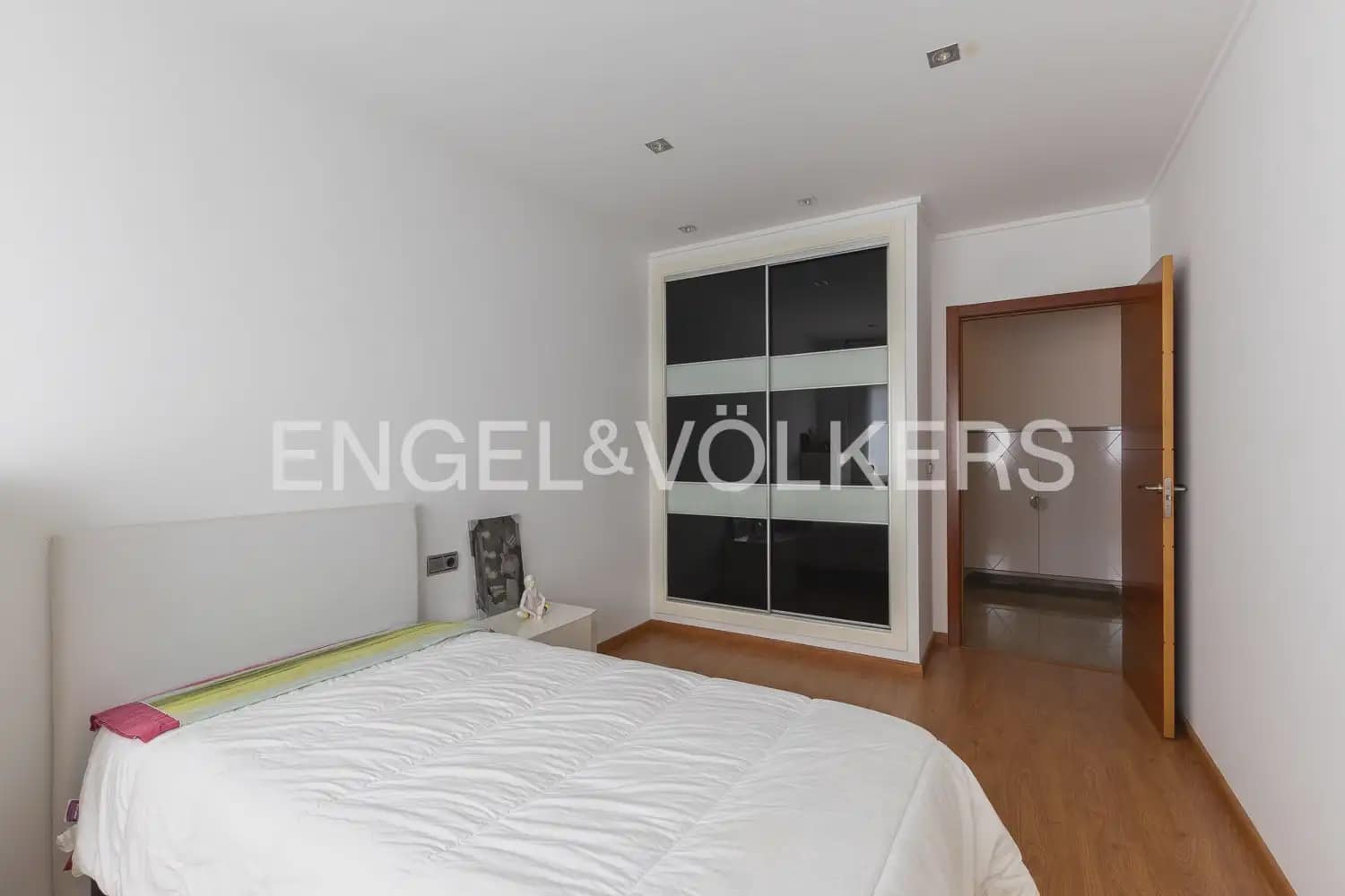 6 bedroom Townhouse for sale in Villanueva de Castellon with garage - € 315,000 (Ref: 9898095)