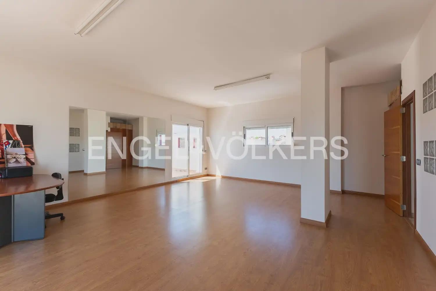 6 bedroom Townhouse for sale in Villanueva de Castellon with garage - € 315,000 (Ref: 9898095)