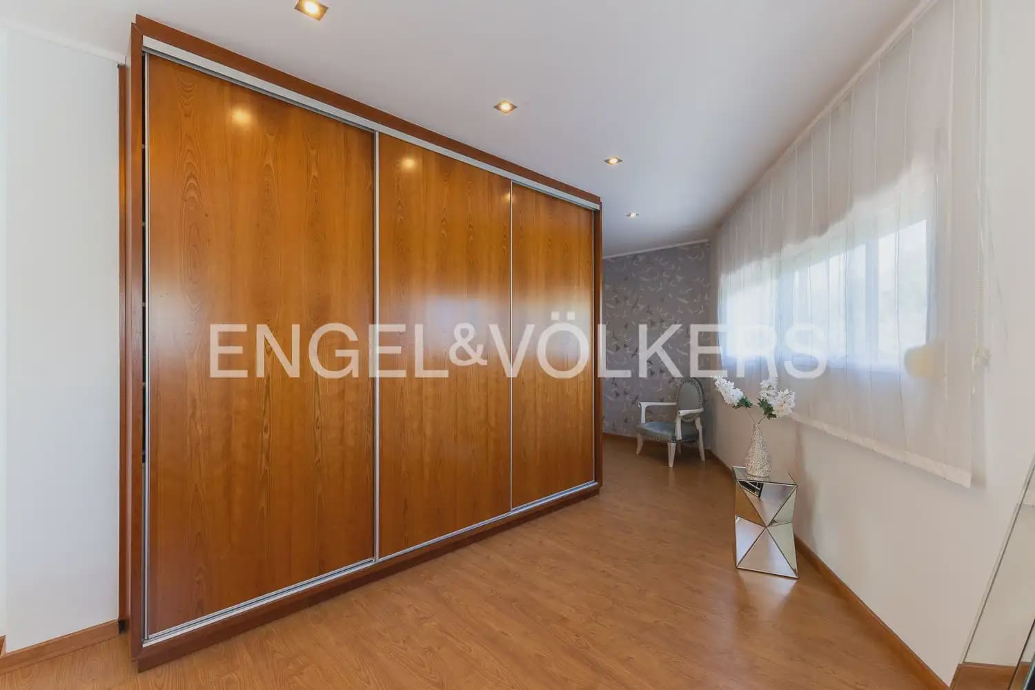 6 bedroom Townhouse for sale in Villanueva de Castellon with garage - € 315,000 (Ref: 9898095)