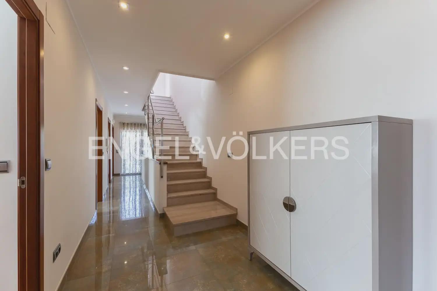 6 bedroom Townhouse for sale in Villanueva de Castellon with garage - € 315,000 (Ref: 9898095)