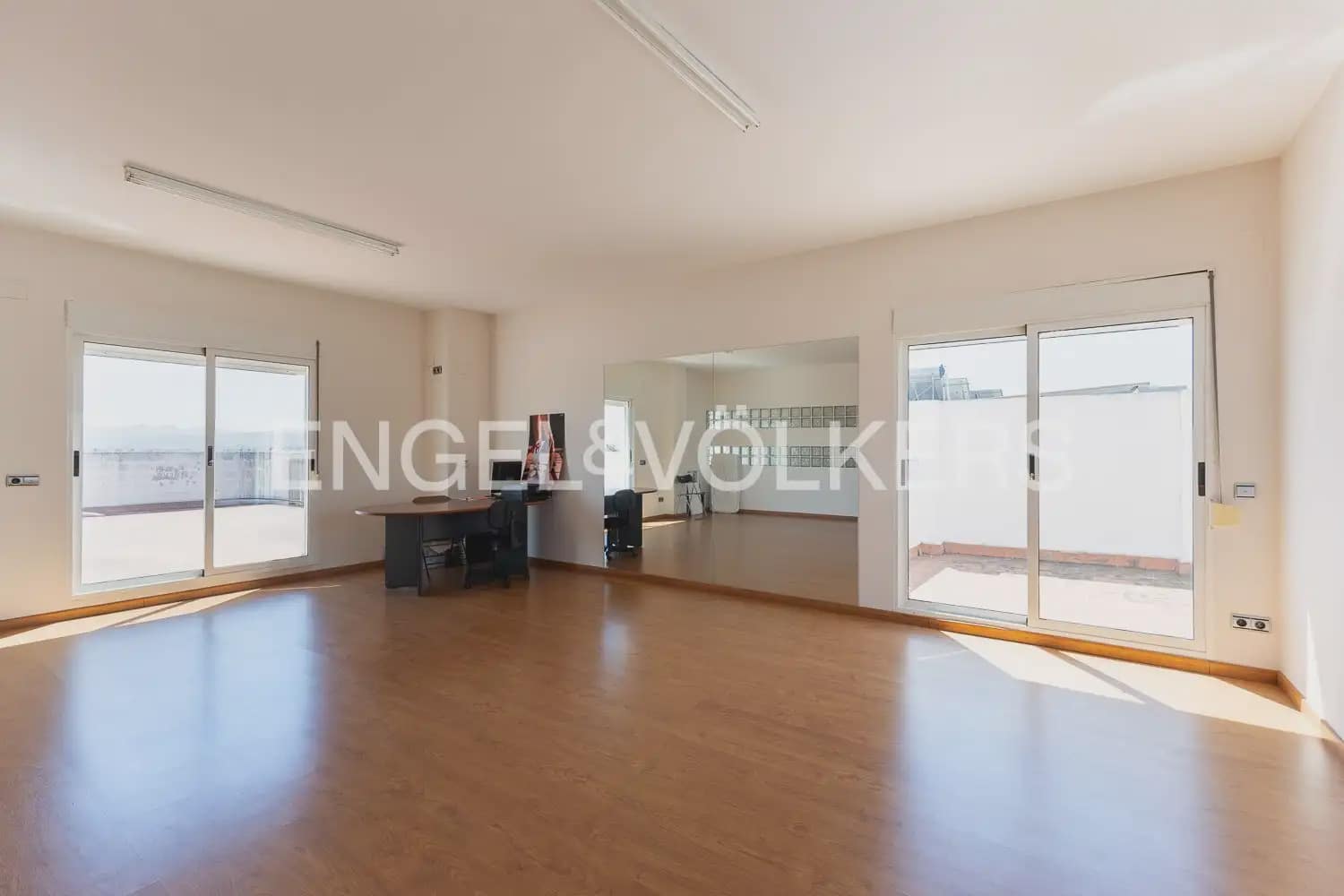 6 bedroom Townhouse for sale in Villanueva de Castellon with garage - € 315,000 (Ref: 9898095)