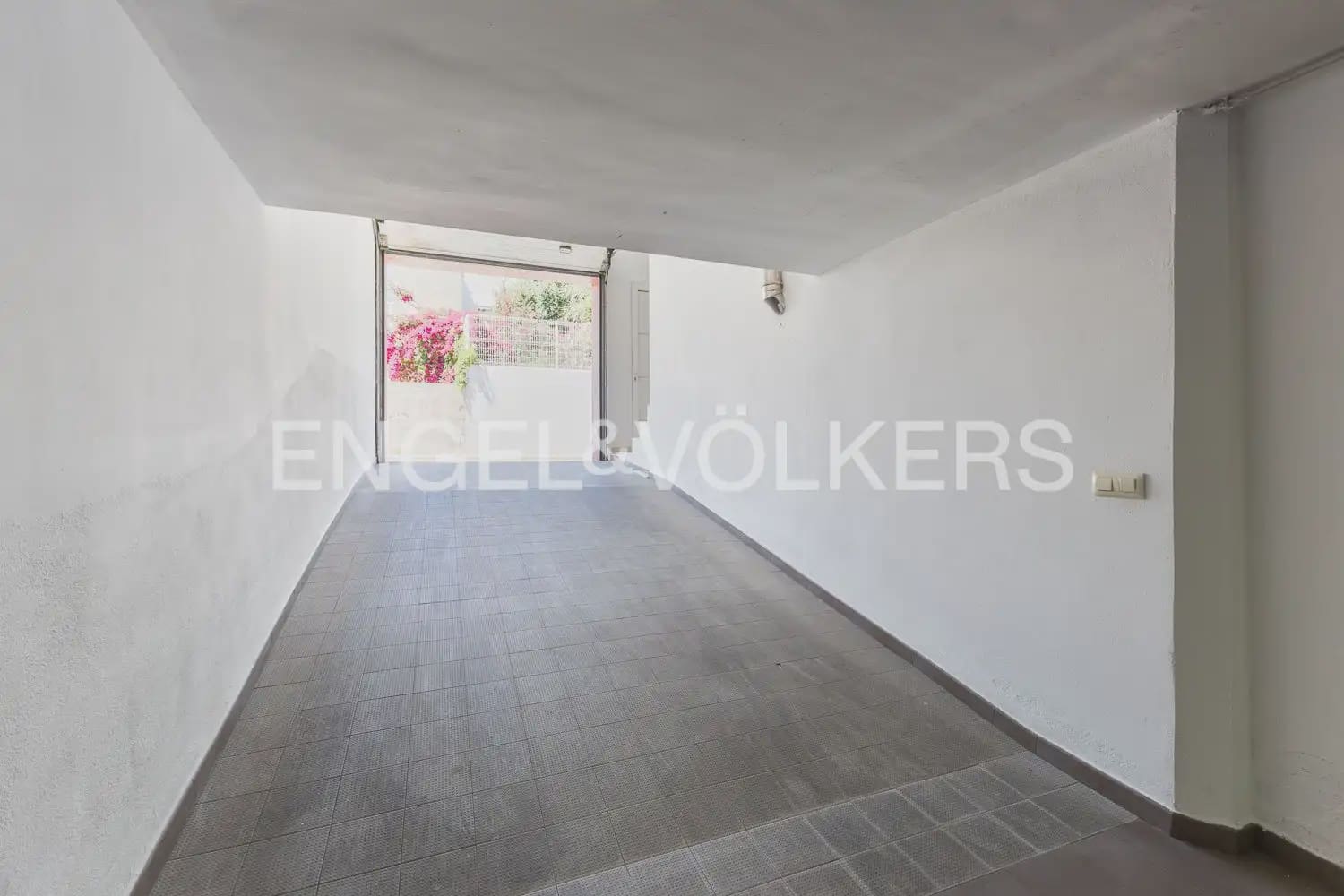 6 bedroom Townhouse for sale in Villanueva de Castellon with garage - € 315,000 (Ref: 9898095)