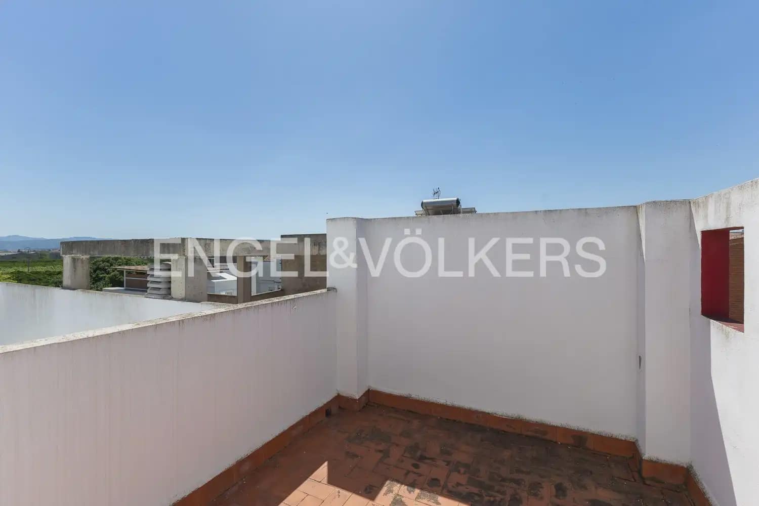 6 bedroom Townhouse for sale in Villanueva de Castellon with garage - € 315,000 (Ref: 9898095)
