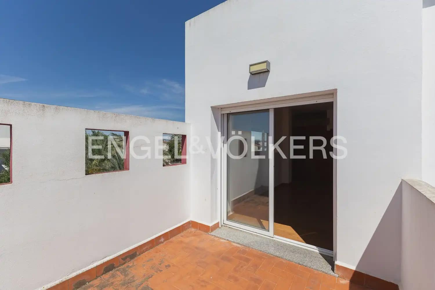 6 bedroom Townhouse for sale in Villanueva de Castellon with garage - € 315,000 (Ref: 9898095)